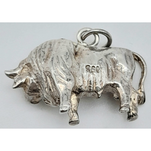 266 - A STERLING SILVER BULL CHARM 5.5G

(6060)