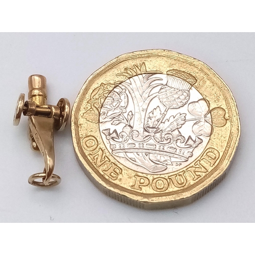 272 - A 9K YELLOW GOLD GUNNER CHARM ARSENAL THEMED. TOTAL WEIGHT 1.3G