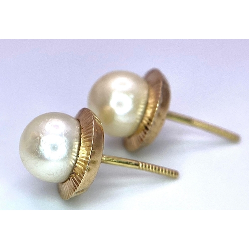 283 - 9k yellow gold pearl stud earrings (2x 6mm pearls), 1.3g.

SH1249I