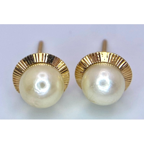 283 - 9k yellow gold pearl stud earrings (2x 6mm pearls), 1.3g.

SH1249I