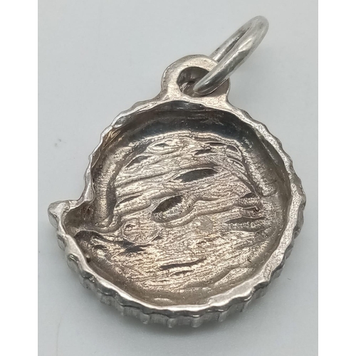 286 - STERLING SILVER, SHELL PENDANT/CHARM.
SIZE: 2CM
WEIGHT: 5.6G

SC 8045