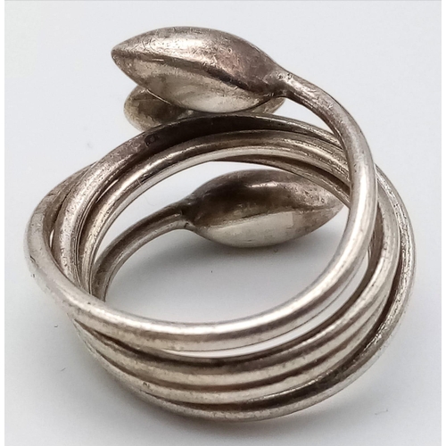 293 - STERLING SILVER FANCY TWIST RING.
SIZE: M
WEIGHT: 7.5G

SC 8049