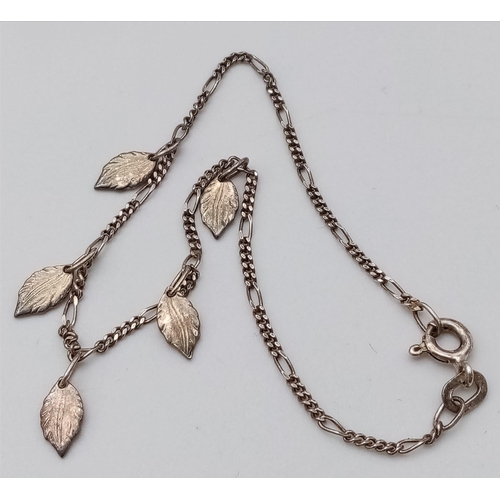 328 - A parcel of Sterling Silver jewellery.
Consisting of a Silver leaf anklet, measuring 15cm in length,... 