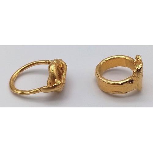 366 - TWO STERLING SILVER, WITH GOLD VERMEIL FINISH RINGS.
SIZE: J (BOTH)
TOTAL WEIGHT: 16.7G

SC 8056