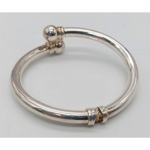 372 - STERLING SILVER, HINGED TORQUE BANGLE.
7CM WIDE
WEIGHT: 18.8G

SC 8057