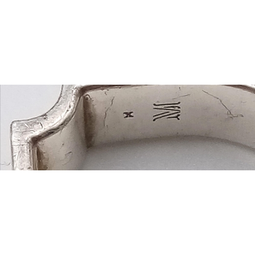 373 - STERLING SILVER MONICA VINEDAR RING.
ENGRAVED WITH THE WORDS 'BE STRONG'.
SIZE: J
WEIGHT: 4.4G

SC 8... 