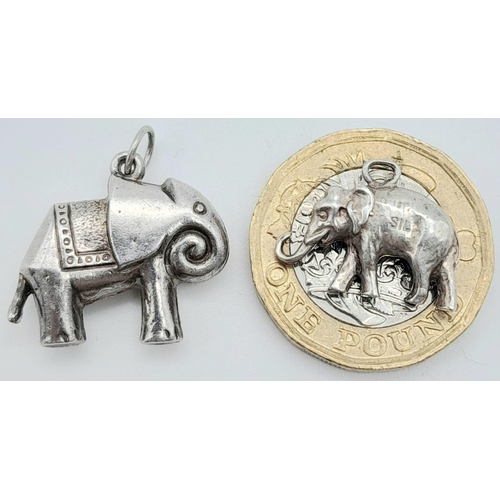 386 - TWO STERLING SILVER ELEPHANT CHARMS, ONE INDIAN THEMED.
SIZE: 1CM
WEIGHT: 4.8G

SC 8063