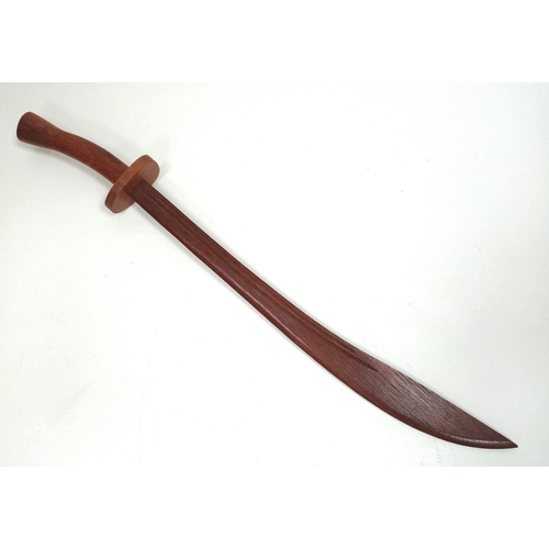 516 - Beautifully hand crafted hardwood sword, designed to look and feel like a real sword. Measures 83cm ... 