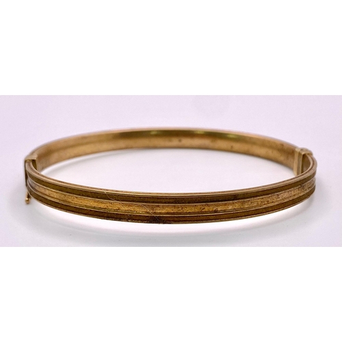 7 - A vintage Italy 9K Gold click-on bangle. Total weight 5.6G. Widest inner length 7.5cm.