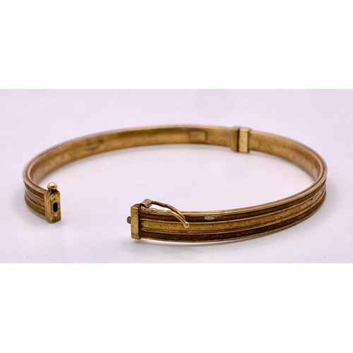 7 - A vintage Italy 9K Gold click-on bangle. Total weight 5.6G. Widest inner length 7.5cm.