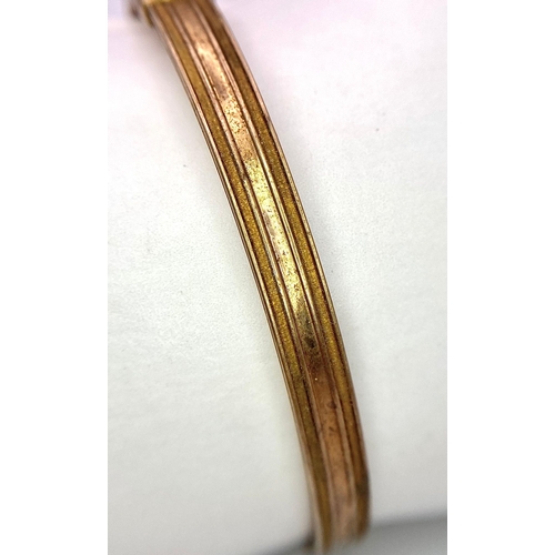 7 - A vintage Italy 9K Gold click-on bangle. Total weight 5.6G. Widest inner length 7.5cm.