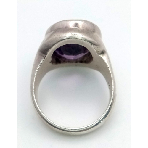 941 - Sterling Silver, Amethyst stone ring.
Size: R
Weight: 14.57g