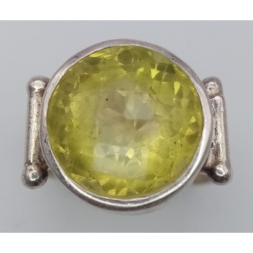 948 - Sterling Silver Yellow stone, ring.
Size: J
Weight: 13.43g