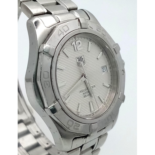 742 - A Tag Heuer Aquaracer Automatic Gents Watch. Stainless steel bracelet and case - 39mm. Silver tone d... 