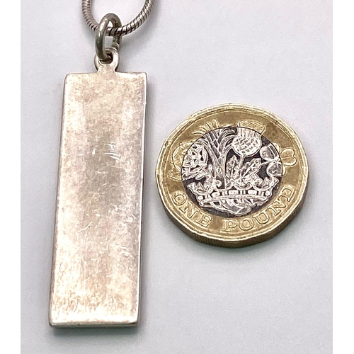 547 - A Vintage, Hallmarked 1977 Jubilee Silver Ingot Pendant Necklace. 41cm
Sterling Silver Rope Chain. I... 