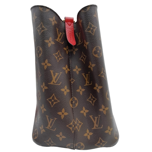 656 - Louis Vuitton NéoNoé. 
The NéoNoé bucket bag revisits a 1932 design by Gaston-Louis Vuitton. The ori... 