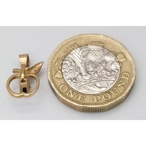 810 - 9K YELLOW GOLD, STONE SET APPLE CHARM.
WEIGHS 0.5G AND MEASURES 1CM.

REF: SC 7081