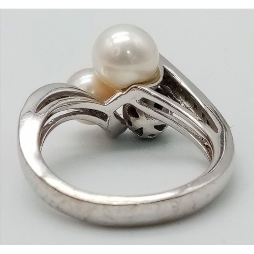 756 - 9K WHITE GOLD, DIAMOND & PEARL RING.
BEAUTIFUL DESIGN, WEIGHS 5.9G AND SIZE: O.

REF: A/S 7008