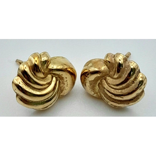 763 - 9K YELLOW GOLD SHELL STUD EARRINGS.
WEIGHT: 0.5G

REF: A/S 7012