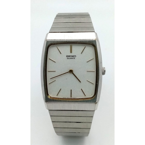 815 - A Vintage Seiko Quartz Gents Watch. Stainless steel bracelet and case - 29mm width. White dial. In w... 