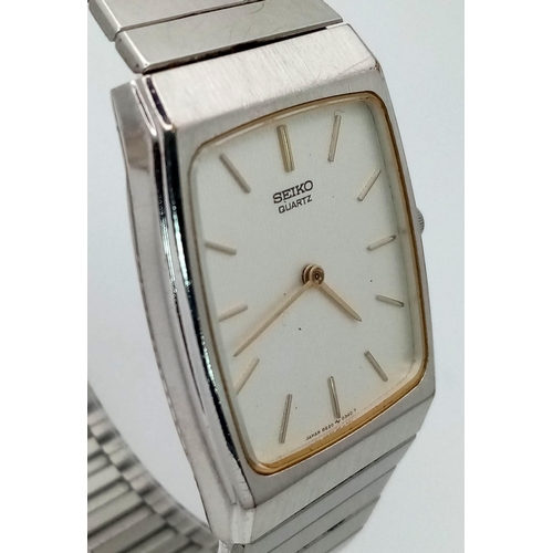 815 - A Vintage Seiko Quartz Gents Watch. Stainless steel bracelet and case - 29mm width. White dial. In w... 