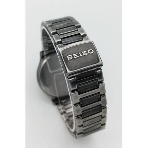 794 - A Vintage Seiko SQ Quartz Gents Watch. Stainless steel bracelet and case - 34mm. Black dial with day... 