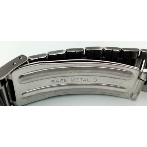 794 - A Vintage Seiko SQ Quartz Gents Watch. Stainless steel bracelet and case - 34mm. Black dial with day... 