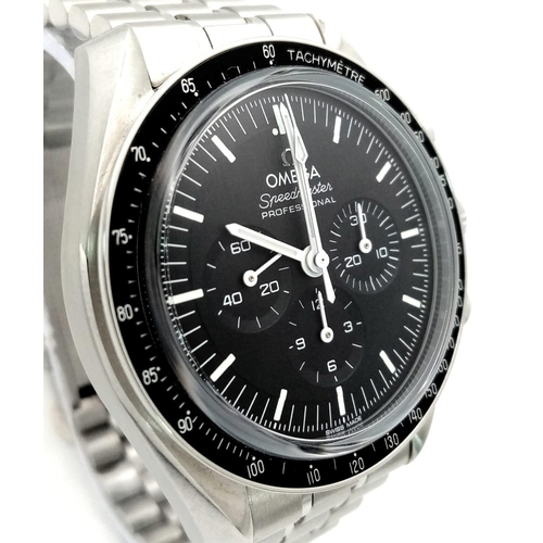 595 - An Omega Speedmaster Moonwatch Chronograph Gents Watch. Stainless steel bracelet and case - 42mm. Bl... 