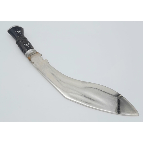 190 - A CEREMONIAL GHURKA'S KHUKRI IN BLACK LEATHER SCABBARD WITH SILVER TIP.   TOTAL LENGTH 34cms