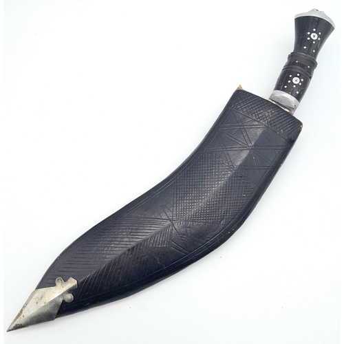 190 - A CEREMONIAL GHURKA'S KHUKRI IN BLACK LEATHER SCABBARD WITH SILVER TIP.   TOTAL LENGTH 34cms