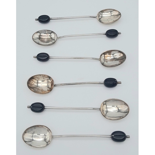 77 - 6X antique sterling silver coffee spoons with coffee beans on apex. Total length 9cm. Come with pres... 