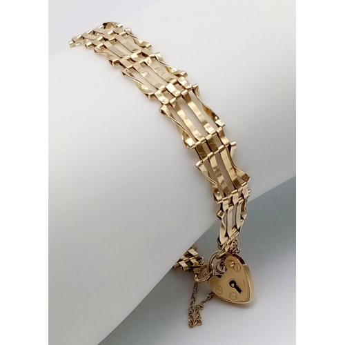 426 - A 9K Yellow Gold Gate Bracelet with Heart Clasp. 16cm. 4.47g weight.