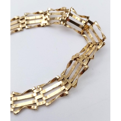 426 - A 9K Yellow Gold Gate Bracelet with Heart Clasp. 16cm. 4.47g weight.