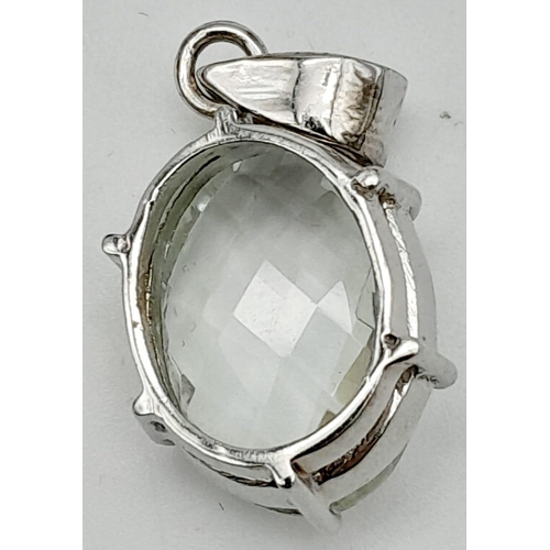 677B - A 925 silver Oval shape Green Amethyst Pendant. Total weight 6.47G. Come with a presentation box.