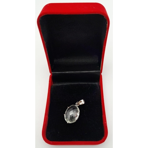 677B - A 925 silver Oval shape Green Amethyst Pendant. Total weight 6.47G. Come with a presentation box.