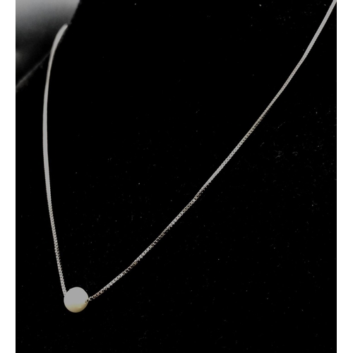 703B - A 925 Silver Necklace with a pearl accent.
Length: 44cm
Weight: 2.36g