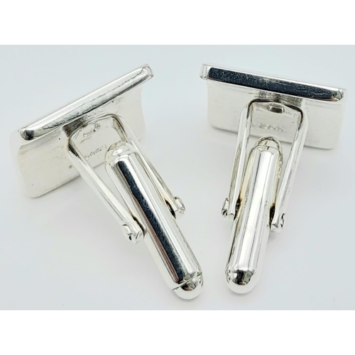 562 - A pair of 925 silver cufflinks. Total weight 14.8G.