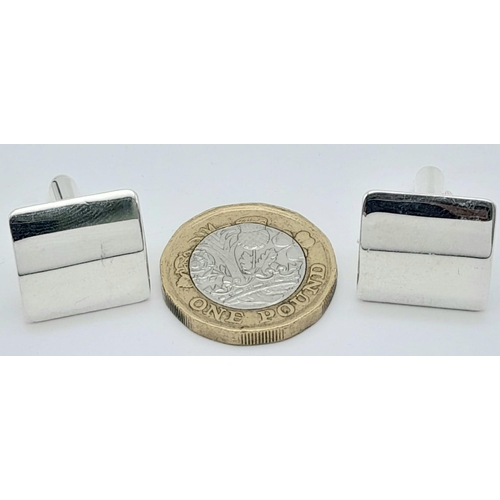 562 - A pair of 925 silver cufflinks. Total weight 14.8G.