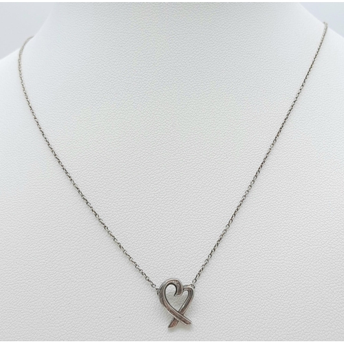 28 - A vintage Tiffany & Co Paloma Picasso 925 silver loving heart pendant on silver chain. Total weight ... 