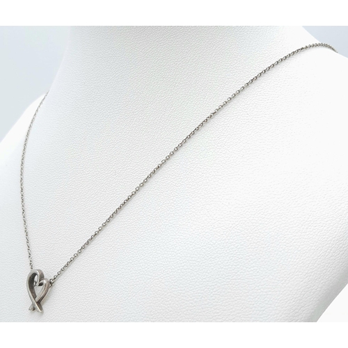 28 - A vintage Tiffany & Co Paloma Picasso 925 silver loving heart pendant on silver chain. Total weight ... 