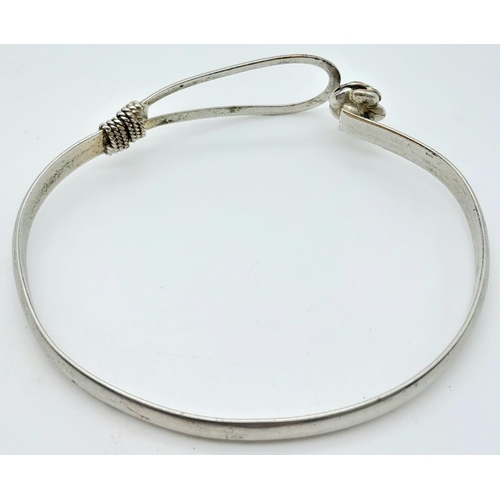 318 - A vintage 925 silver click-on bangle. Total weight 10.45G. See photos for condition and details.