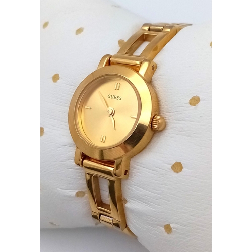 850B - A Fashionable Gold Plated Guess Quartz Ladies Watch. Gilded bracelet and case - 20mm. Gilded dial. I... 