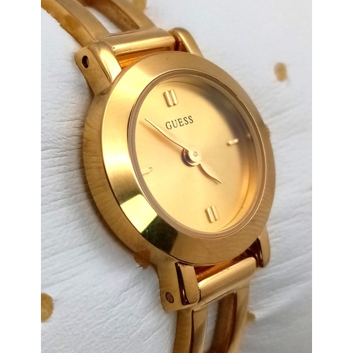 850B - A Fashionable Gold Plated Guess Quartz Ladies Watch. Gilded bracelet and case - 20mm. Gilded dial. I... 