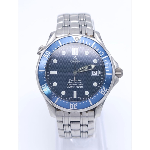 985 - An Omega Seamaster Professional Quartz Gents Watch. Stainless steel bracelet and case - 41mm. Blue d... 