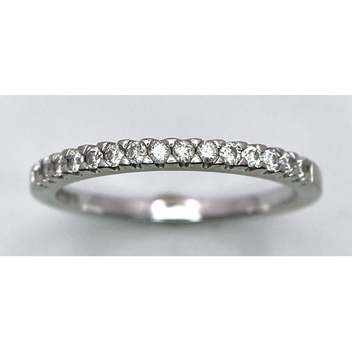 356 - An 18 K white gold ring with a diamond band (0.15 carats), ring size: J. weight: 2 g.