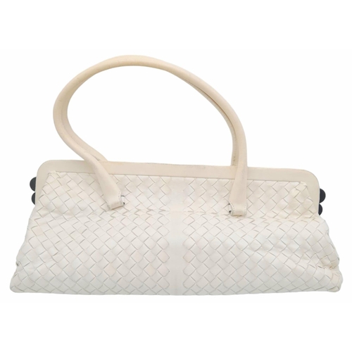 368 - A Bottega Veneta Off White Intrecciato Leather Bag. Soft diamond cut leather exterior. Plush textile... 