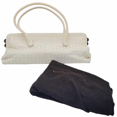 368 - A Bottega Veneta Off White Intrecciato Leather Bag. Soft diamond cut leather exterior. Plush textile... 