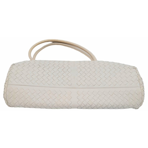 368 - A Bottega Veneta Off White Intrecciato Leather Bag. Soft diamond cut leather exterior. Plush textile... 