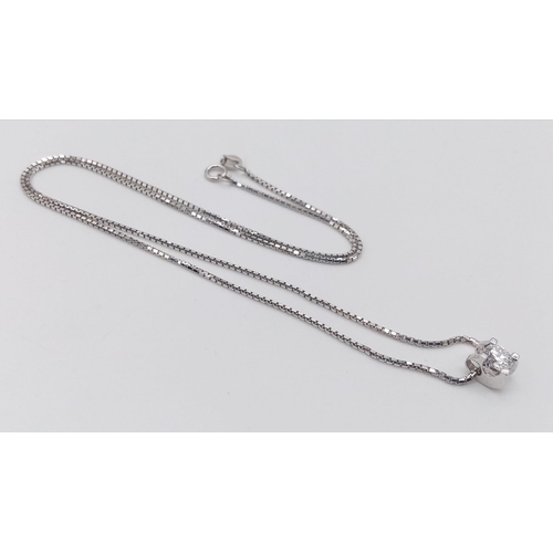 111 - An 18 K white gold chain necklace with a quality diamond solitaire pendant (0.30 carats). Chain leng... 