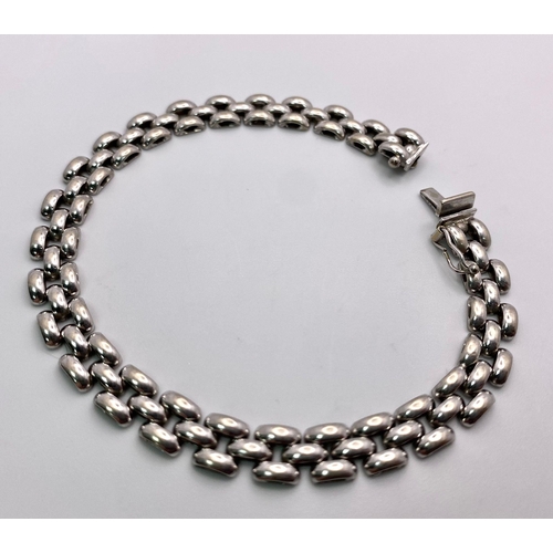 384 - A 9K white gold linked bracelet, 9.8g, 19.5cm long

ref: SH1320I